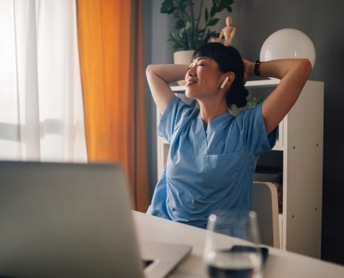 Jeune femme détendue après son travail d'infirmière