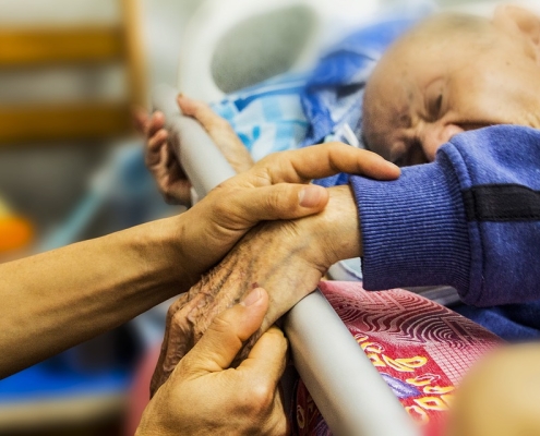 Personne âgée entourée de ses proches hospitalisée à domicile