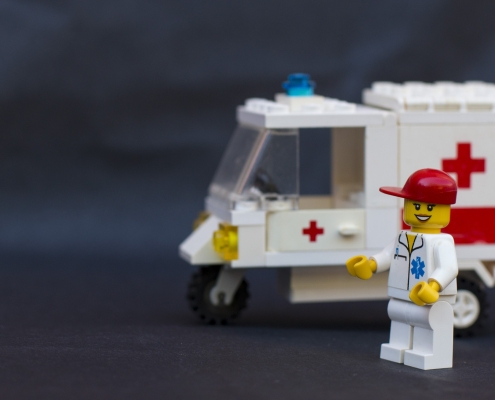 lego représentant un infirmier et une ambulance