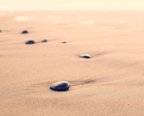 galets sur une plage de sable