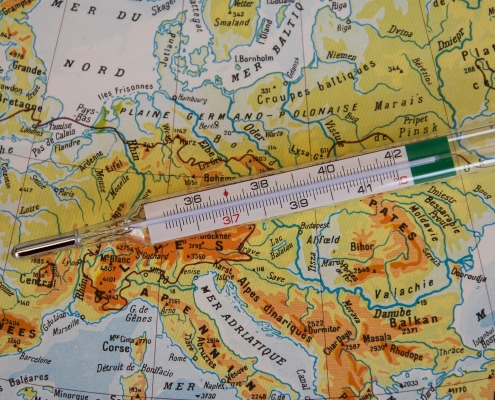 thermomètre posé sur une carte du monde