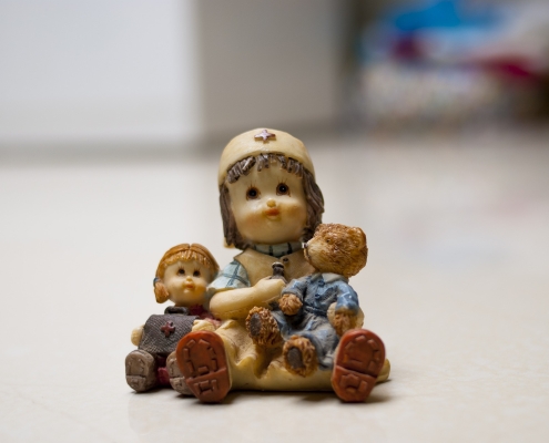Figurine naïve d'infirmière rétro