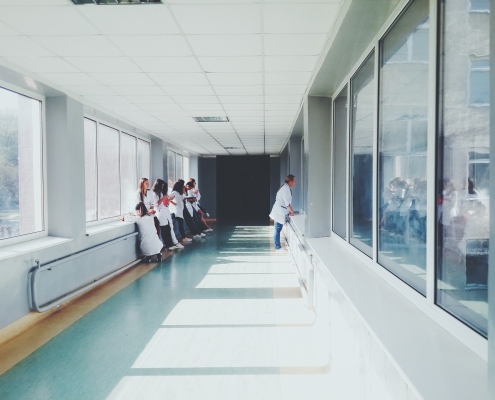 Infirmières discutant dans un large couloir d'hopital moderne et lumineux