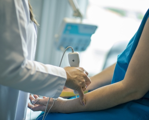 Infirmière effectuant des soins à domiciles